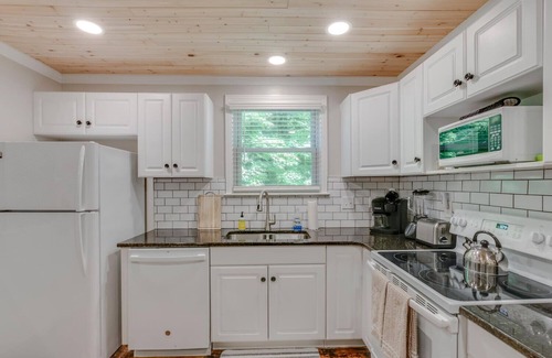 Woodbine House | Charming 2-bedroom bungalow in Nashville only 4 miles from downtown!