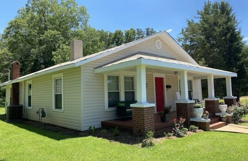 Talladega House | Charming 2-Bedroom Bungalow in Talladega w/WiFi, Huge Outdoor Space & Fire pit