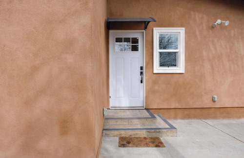 Ontario House | Charming 2-bedroom bungalow with AC, WiFi in welcoming Ontario