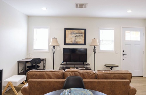 Ontario House | Charming 2-bedroom bungalow with AC, WiFi in welcoming Ontario