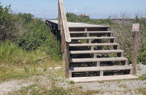 Grand Isle House | Charming 2-bedroom Camp with Private Pier