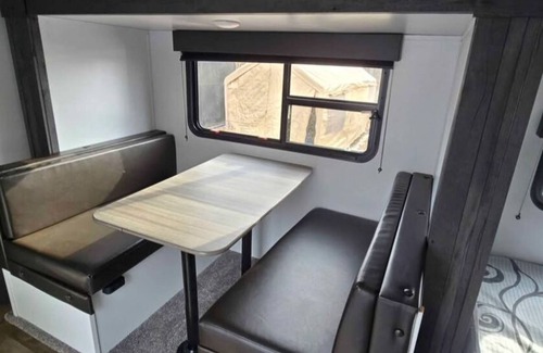 North Pole House | Charming 2-bedroom caravan with AC, WiFi