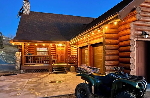Stallion Springs Cabin | Charming 2-bedroom cabin with WiFi, AC in brilliant Tehachapi