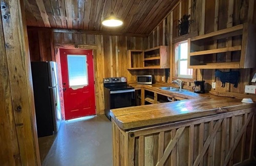 Malakoff Cabin | Charming 2-bedroom cabin in peaceful Malakoff on the lake with AC