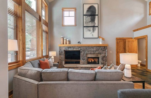 Truckee Cabin | Charming 2-bedroom cabin with WiFi and AC in lovely Old Greenwood
