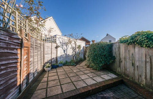 New Forest District House | Charming 2 bedroom cottage in Lymington, very close to town, marina & sea walks
