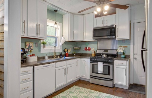 Freetown - Port Rico Cottage | Charming 2-bedroom cottage in lovely Freetown, walk to Downtown