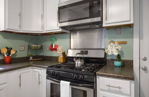 Freetown - Port Rico Cottage | Charming 2-bedroom cottage in lovely Freetown, walk to Downtown