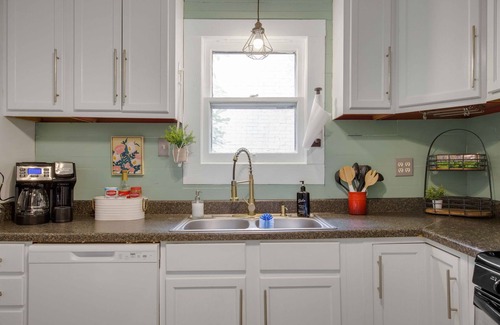 Freetown - Port Rico Cottage | Charming 2-bedroom cottage in lovely Freetown, walk to Downtown