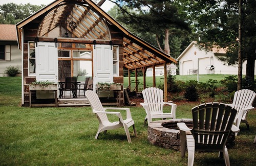 Higgins Lake Cottage | Charming 2-bedroom cottage in Roscommon with AC, WiFi, walk to Lake Higgins