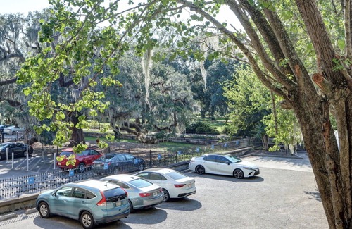 Historic Downtown Savannah Condo | Charming 2-bedroom Condo with AC and WiFi in beautiful downtown Savannah.