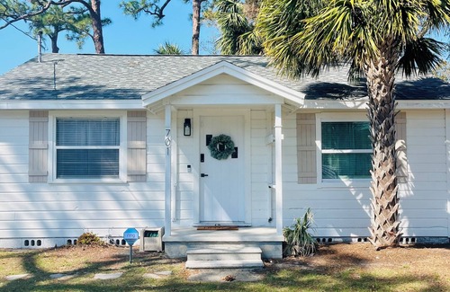 Park East Cottage | Charming 2-bedroom cottage in brilliant downtown Sarasota with Wi-Fi, AC