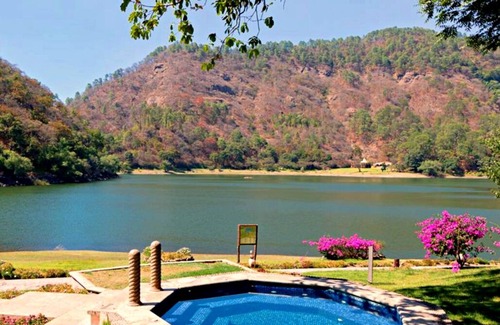 Mascota Cabin | Charming 2 Bedroom Cottage on Private Lake