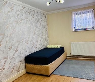 Brooklands Apartment | Charming 2 Bedroom Flat with Urban Views