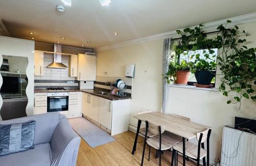 Brooklands Apartment | Charming 2 Bedroom Flat with Urban Views