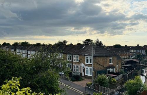 Brooklands Apartment | Charming 2 Bedroom Flat with Urban Views