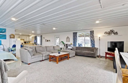 Sheridan House | Charming 2-bedroom guesthouse with AC, WiFi on a farm close to Grand Park