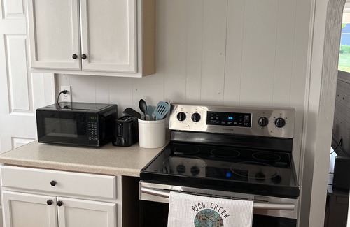 Rich Creek House | Charming 2-bedroom house with WiFi, AC in tranquil Rich Creek.