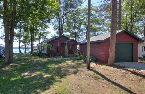 Northwoods Beach Cabin | Charming 2-bedroom Hayward Cabin on Lac Courte Oreilles