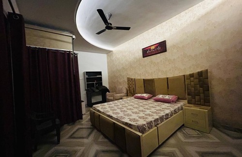 Allahabad House | Charming 2-bedroom house in welcoming Prayagraj with AC, WiFi nOn main road.