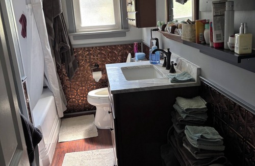 Lancaster House | Charming 2-bedroom house in fabulous Lancaster with AC