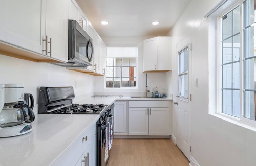 Central San Mateo House | Charming 2-bedroom house in nice San Mateo with WiFi, AC