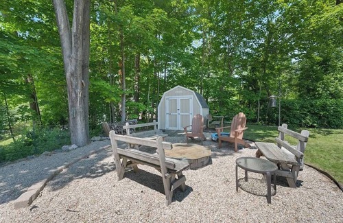 Waterbury House | Charming 2-bedroom house with WiFi, AC in lovely Waterbury/beautiful backyard