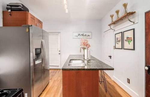 Victorian Village House | Charming 2-bedroom house Perfect Location Heart of Short North-Free parking