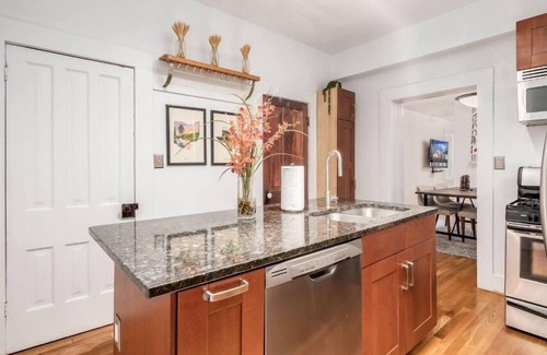 Victorian Village House | Charming 2-bedroom house Perfect Location Heart of Short North-Free parking