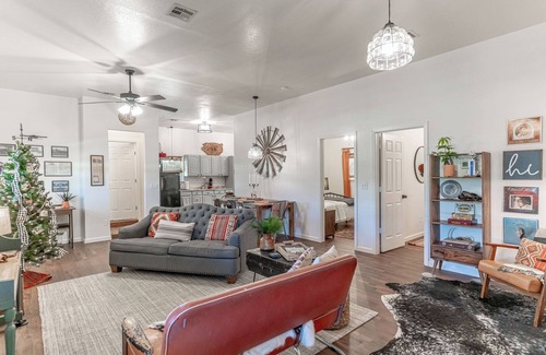 Dennis House | Charming 2-bedroom house in delightful Granbury with WiFi, AC