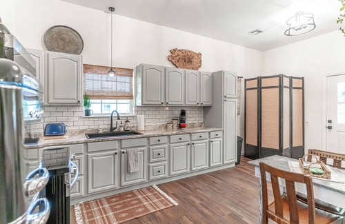 Dennis House | Charming 2-bedroom house in delightful Granbury with WiFi, AC