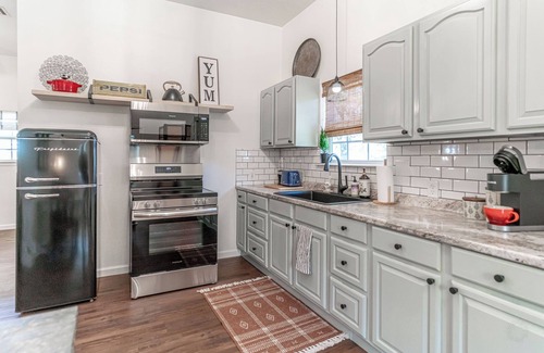 Dennis House | Charming 2-bedroom house in delightful Granbury with WiFi, AC