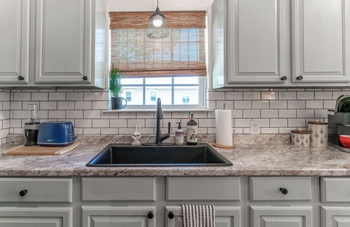 Dennis House | Charming 2-bedroom house in delightful Granbury with WiFi, AC