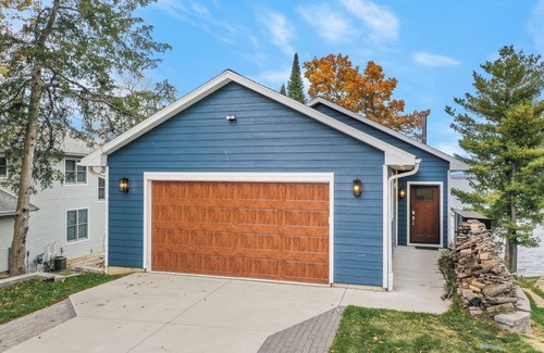 Merrimac House | Charming 2-bedroom house Lake Home with wifi and all the amenities!