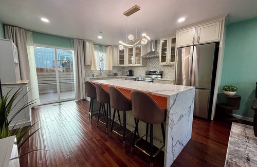 Albany House | Charming 2-bedroom house + WiFi, workspace, outdoor deck, fitness area in Albany
