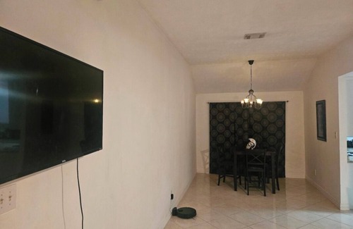 Barker House | Charming 2-bedroom house with WiFi and AC in Katy