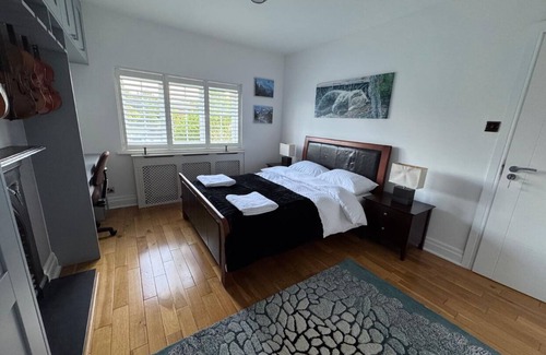Harrow House | Charming 2 bedroom in a house in peaceful Harrow on hill tube station, with WiFi