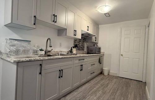 Cambridge House | Charming 2-bedroom law-suite half basement Free WIFI and Parking