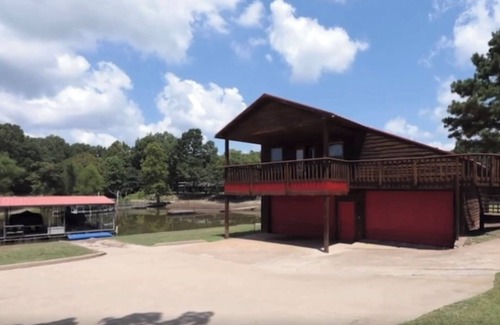 Hoyt Cabin | Charming 2-bedroom lake cabin apartment with AC and WiFi on Eufaula lake