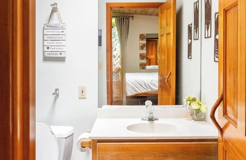 Volcano Cabin | Charming 2-bedroom lodge in beautiful Volcano with Hot Tub