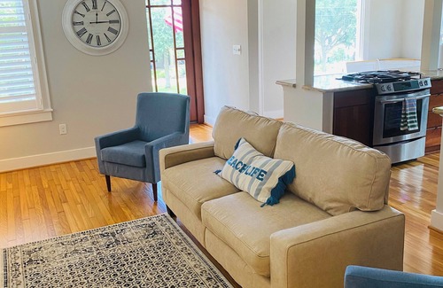 Lakeview House | Charming 2-bedroom Magnolia Cottage in serene East Hill with WiFi, AC