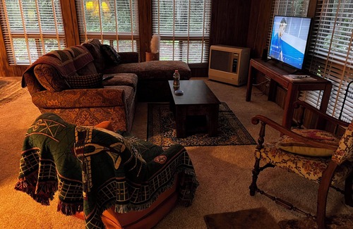 Redway House | Charming 2-bedroom modular home in Redway surrounded by State Parks.