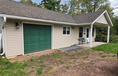 Marengo House | Charming 2-bedroom Rustic House with WiFi, AC and a View in Welcoming Ashland