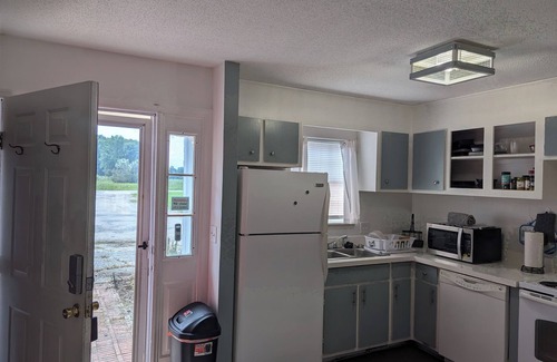 Summerton House | Charming 2-bedroom townhome with AC and WiFi in peaceful Summerton