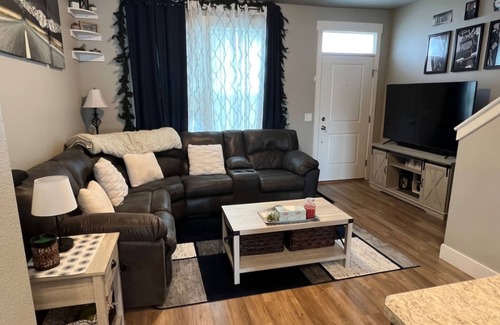 Billings House | Charming 2-bedroom townhome with WiFi, AC/Heat in delightful Billings