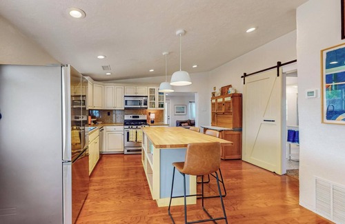 Sawmill Area House | Charming 2-bedroom bungalow in beautiful Albuquerque w/AC, WiFi, great location.