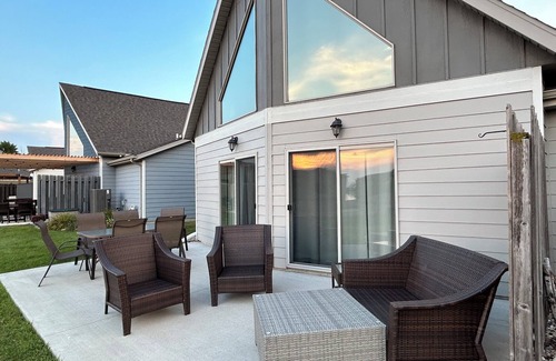 Spirit Lake Cabin | Charming 2-bedroom w/loft cabin with AC, WiFi in serene Arnolds Park/Bridges Bay