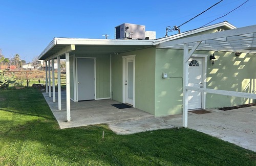 Greenacres House | Charming 2-bedroom house with WiFi, AC in welcoming Bakersfield