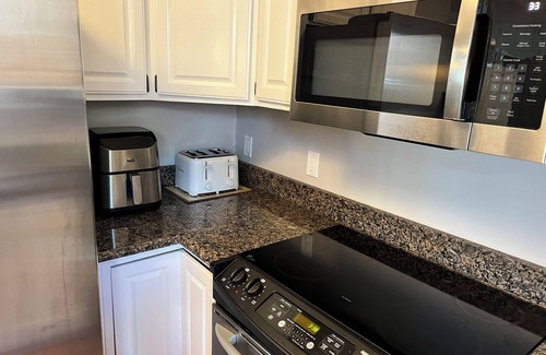 Battle Creek House | Charming 2-bedroom 2 bath lake house on Goguac Lake in Battle Creek with WiFi/AC