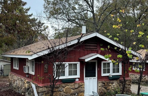 Bull Shoals Cottage | Charming 2-bedroom cottage in Bull Shoals with Lake access.